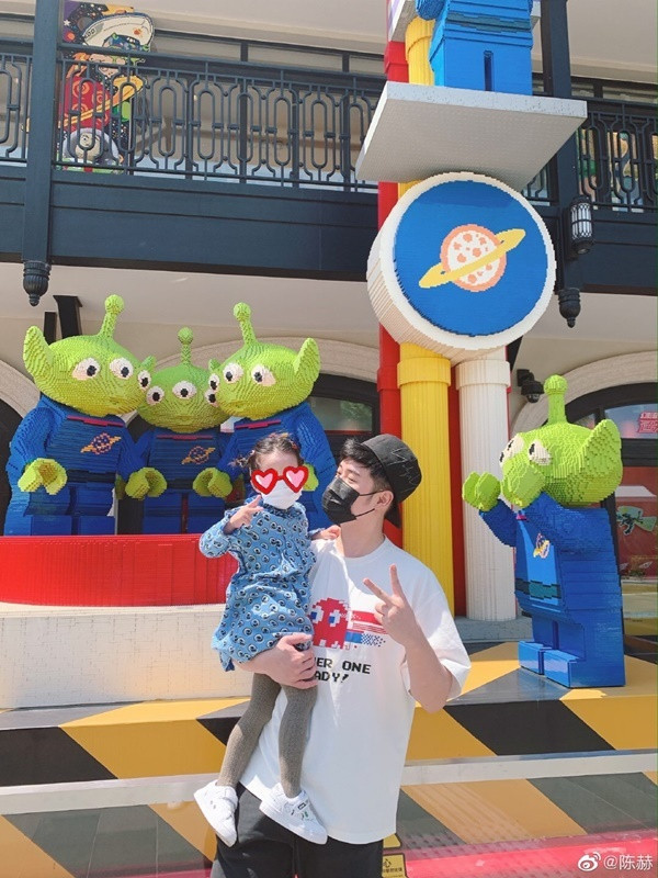 Cựu thành viên “Running Man” Trần Hách đưa cô con gái nhỏ của mình ra ngoài chơi. Nam diễn viên cũng không quên nhắc nhở mọi người: “Vui chơi cũng đừng quên mang theo khẩu trang nhé”.