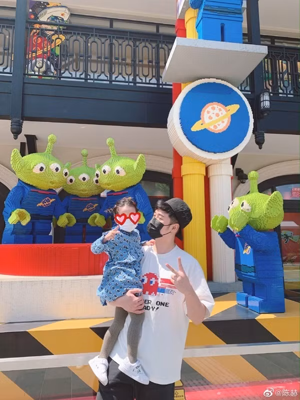 Cựu thành viên “Running Man” Trần Hách đưa cô con gái nhỏ của mình ra ngoài chơi. Nam diễn viên cũng không quên nhắc nhở mọi người: “Vui chơi cũng đừng quên mang theo khẩu trang nhé”.