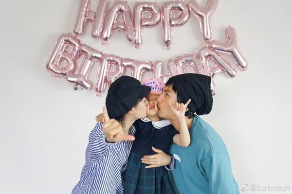 Ngày 3/5 là sinh nhật của Tiểu Hoa – con gái 5 tuổi của cặp vợ chồng Đặng Siêu – Tôn Lệ. Vẫn như theo truyền thống, Tôn Lệ đã đăng bức ảnh hai vợ chồng hôn vào má con lên trang Weibo cá nhân với những lời chúc vô cùng tình cảm và ấm áp. Thậm chí Đặng Siêu còn ghen tị chia sẻ lại bài viết của vợ: “Tôi xúc động không kìm nổi nước mắt. Một đoạn dài nhưng không tìm thấy nổi tên của mình”.