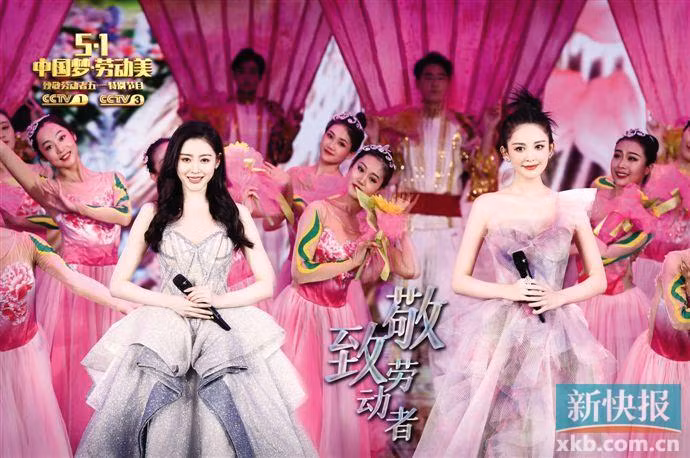 Tại chương trình mừng ngày Quốc tế Lao động của đài CCTV, Trương Thiên Ái và Cổ Lực Na Trát lại khiến cộng đồng mạng dậy sóng khi đứng chung một sân khấu với trang phục cầu kỳ.