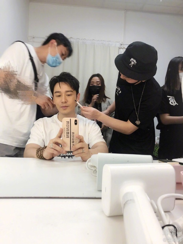 Huỳnh Hiểu Minh mới đây đã đăng tải bức ảnh chụp tại trường quay trên mạng xã hội. Mặc dù đã ngoài 40 nhưng ông xã Angelababy vẫn giữ được nét trẻ trung trên gương mặt.