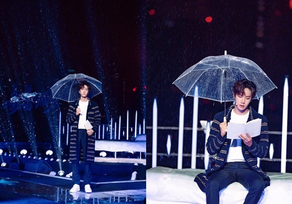 Sao Hoa ngữ Vương Nhất Bác một lần nữa lọt top tìm kiếm với loạt ảnh cầm ô trên sân khấu khi biểu diễn ca khúc “Thanh Xuân” tại đêm nhạc Forever Young của đài Hồ Nam. Mỹ nam “Trần tình lệnh” vẫn là một trong những gương mặt gây xôn xao cộng đồng mạng thời gian gần đây.