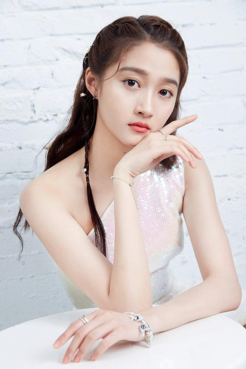 Trong tập gần nhất của chương trình thực tế "Vương Bài đối Vương Bài", Quan Hiểu Đồng đã nói về những khó khăn của cuộc sống là một người nổi tiếng. Nữ diễn viên chia sẻ mắc hội chứng sợ xã hội, bạn bè trong ngành giải trí rất ít.