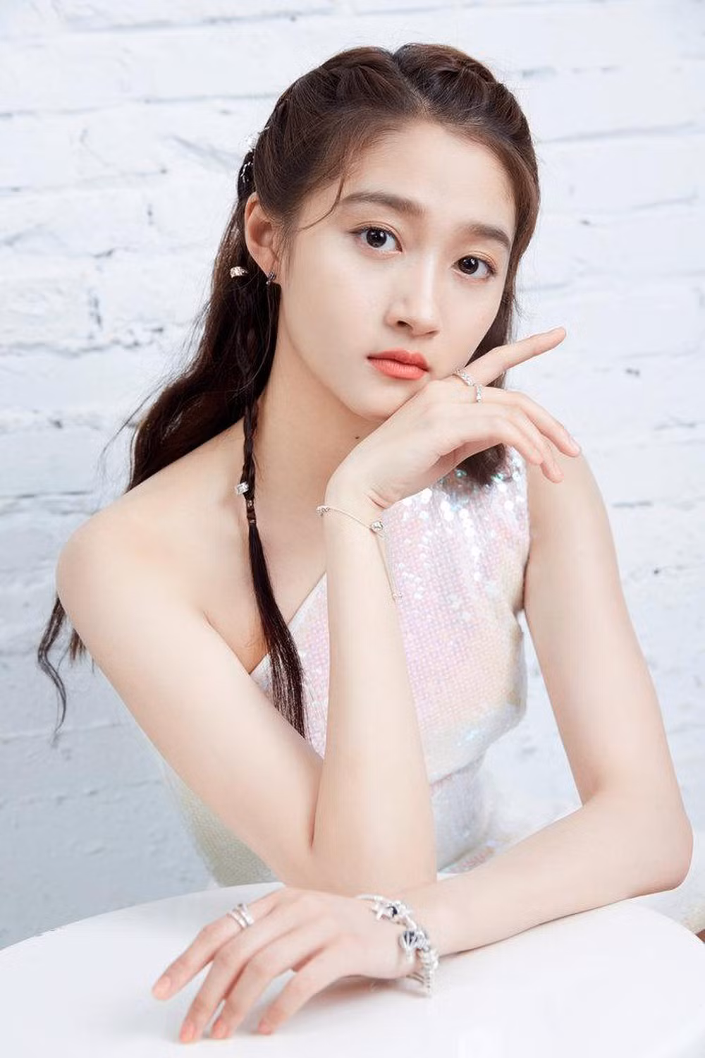 Trong tập gần nhất của chương trình thực tế "Vương Bài đối Vương Bài", Quan Hiểu Đồng đã nói về những khó khăn của cuộc sống là một người nổi tiếng. Nữ diễn viên chia sẻ mắc hội chứng sợ xã hội, bạn bè trong ngành giải trí rất ít.