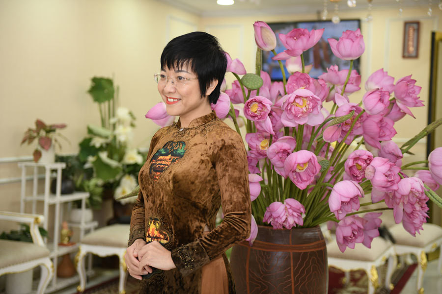 MC Thảo Vân chia sẻ cô rất hào hứng với không gian đậm chất mùa hè này, hương sen thơm ngát của sen khiến cô vô cùng thư giãn.