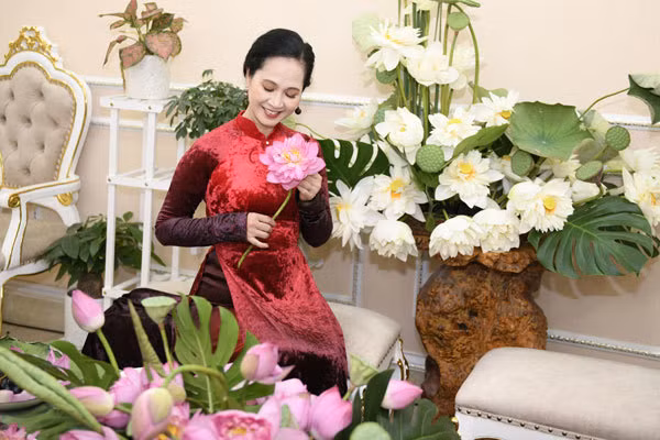 NDND Lan Hương vô cùng dịu dàng cùng thưởng trà và sen.