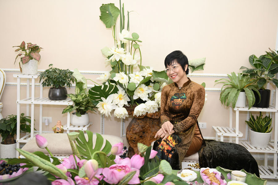 Áo dài nhung khiến nữ MC vô cùng đằm thắm, dịu dàng.