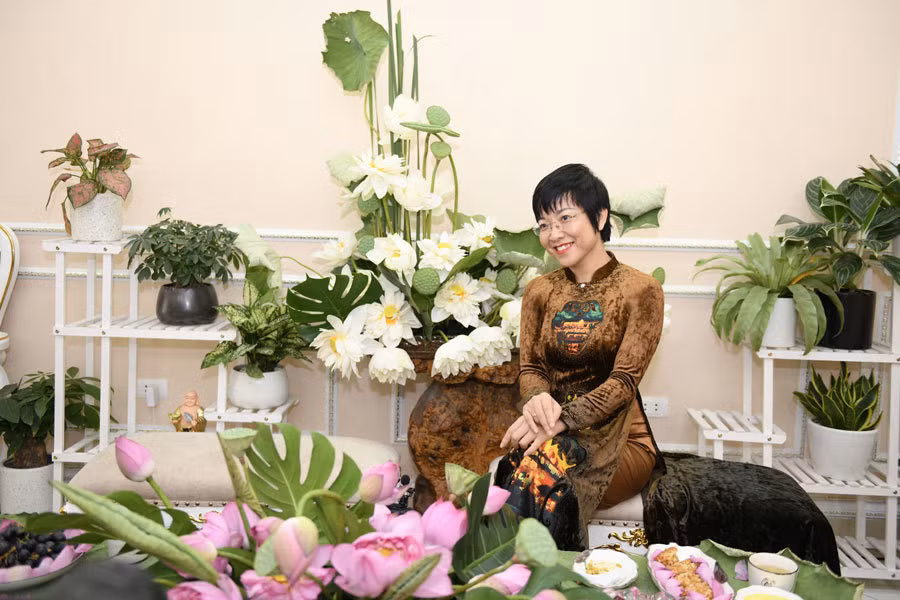 Áo dài nhung khiến nữ MC vô cùng đằm thắm, dịu dàng.