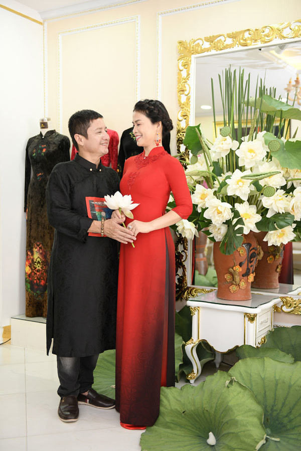 Bạn gái Chí Trung sinh năm 1978, kém anh 18 tuổi. Ý Lan luôn được nhận xét có vẻ ngoài trẻ trung, vóc dáng thon gọn và một phong cách sang trọng, dịu dàng.