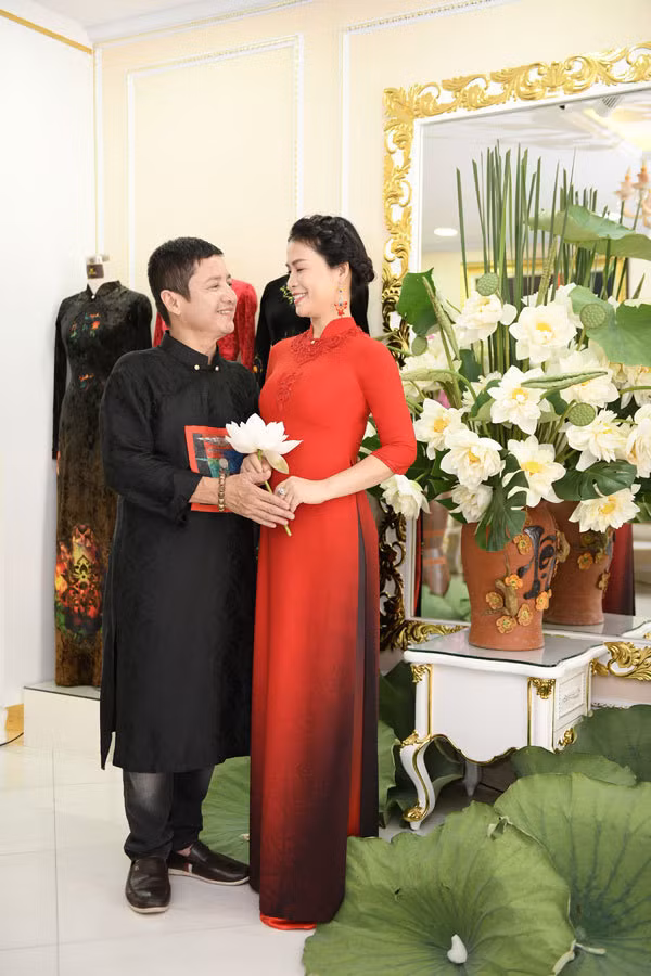 Bạn gái Chí Trung sinh năm 1978, kém anh 18 tuổi. Ý Lan luôn được nhận xét có vẻ ngoài trẻ trung, vóc dáng thon gọn và một phong cách sang trọng, dịu dàng.