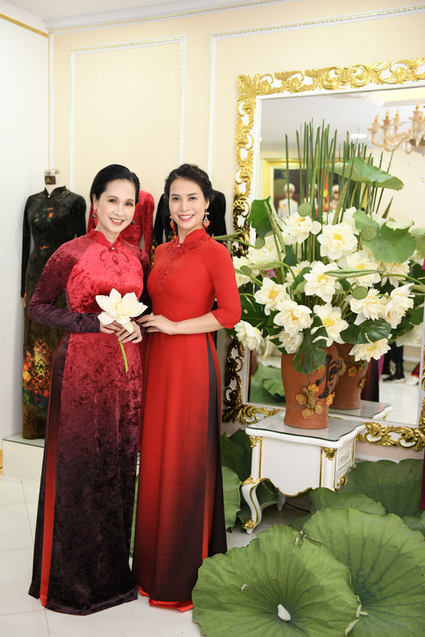 Ý Lan và NSND Lan Hương khoe sắc bên sen.