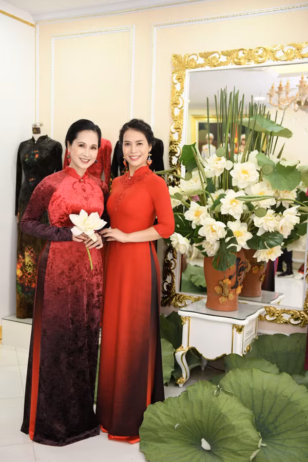 Ý Lan và NSND Lan Hương khoe sắc bên sen.