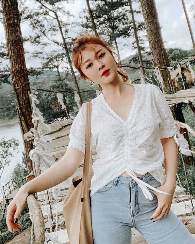 Cô thường lựa chọn các thiết kế màu trắng, toát lên vẻ nữ tính.