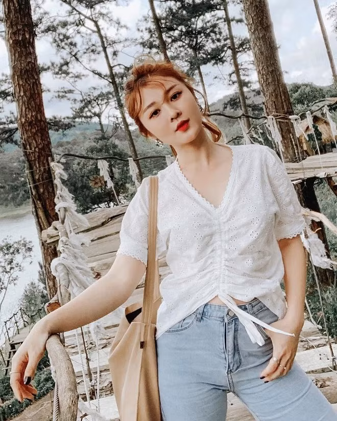 Cô thường lựa chọn các thiết kế màu trắng, toát lên vẻ nữ tính.