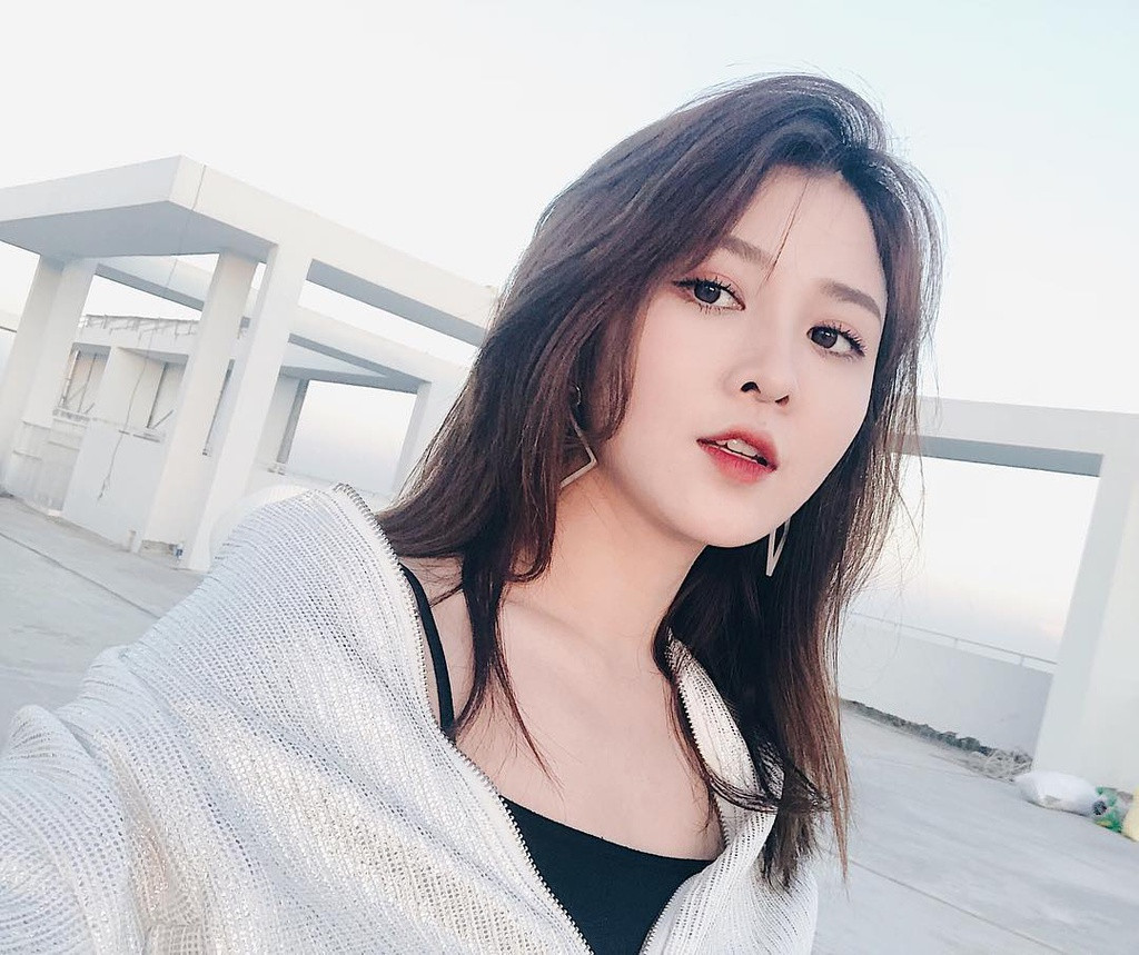 Trước khi chuyển hướng sang diễn xuất, Ribi Sachi theo học ngành Quản lý Giáo dục Đại học Khoa học Xã hội và Nhân văn TP.HCM. Cô từng xuất hiện trong một số MV ca nhạc của Khánh Phương, Hồ Việt Trung, Chi Dân, Lý Hải… Trong đó, MV nổi tiếng nhất là Điều anh biết của Chi Dân.