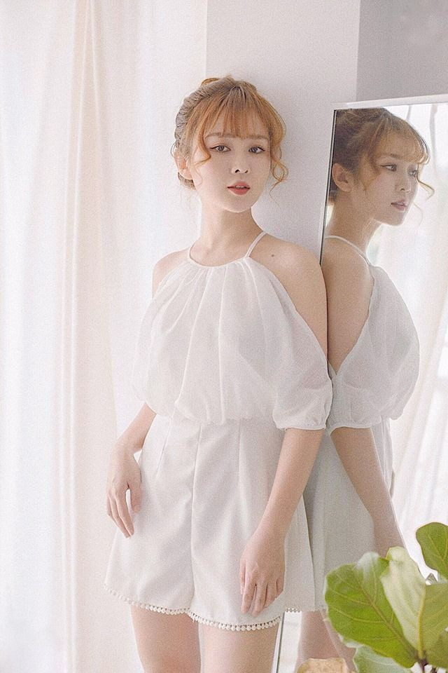 Không chạy theo trào lưu gợi cảm, Ribi Sachi trung thành với phong cách ngọt ngào, kín đáo. Nhiều ý kiến cho rằng phong cách này rất hợp với vẻ đẹp đậm chất Hàn Quốc của cô.