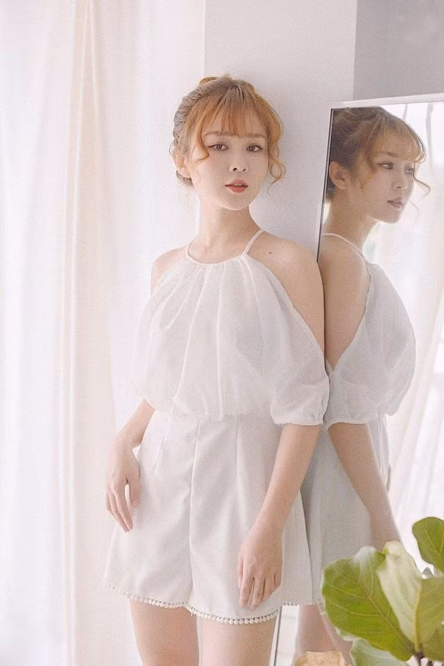 Không chạy theo trào lưu gợi cảm, Ribi Sachi trung thành với phong cách ngọt ngào, kín đáo. Nhiều ý kiến cho rằng phong cách này rất hợp với vẻ đẹp đậm chất Hàn Quốc của cô.