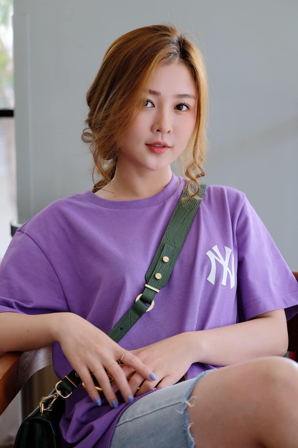 Khi thay đổi phong cách trang điểm, Ribi Sachi toát lên vẻ sắc sảo, quyến rũ khác biệt. Cô còn sở hữu thân hình thon thả.