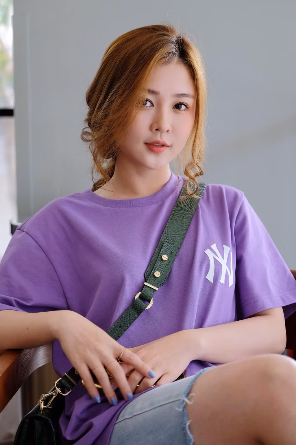 Khi thay đổi phong cách trang điểm, Ribi Sachi toát lên vẻ sắc sảo, quyến rũ khác biệt. Cô còn sở hữu thân hình thon thả.