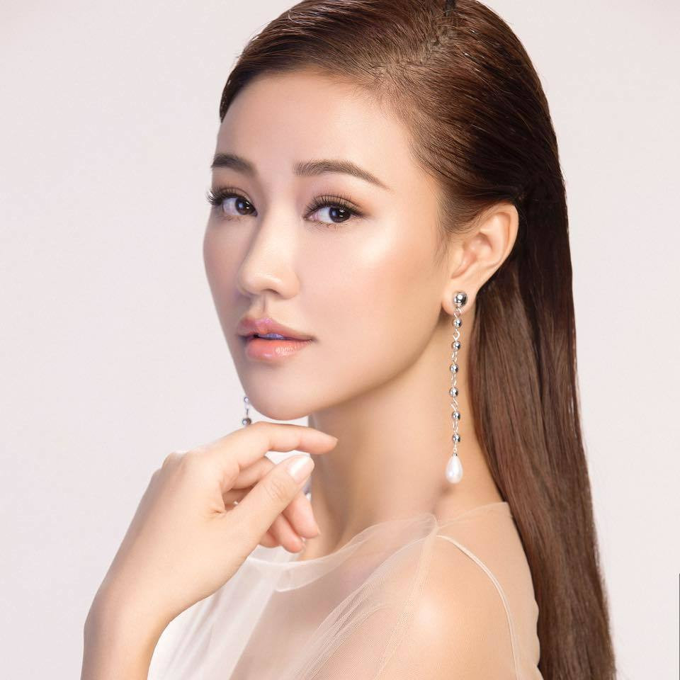 Khi sự nghiệp ca hát của cô đang phát triển, Maya bỗng tuyên bố sang Mỹ sinh con vào năm 2014.