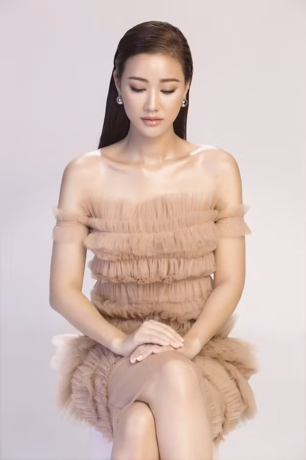 Tận dụng thế mạnh vóc dáng, Maya thường xuyên chọn những trang phục tôn triệt để vẻ đẹp vòng 1 đẫy đà đáng mơ ước của mình.