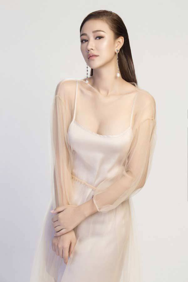 Ngoài ra, cô sở hữu một chiều cao lý tưởng 1m74 và gương mặt cá tính khiến nhiều người phải chú ý.