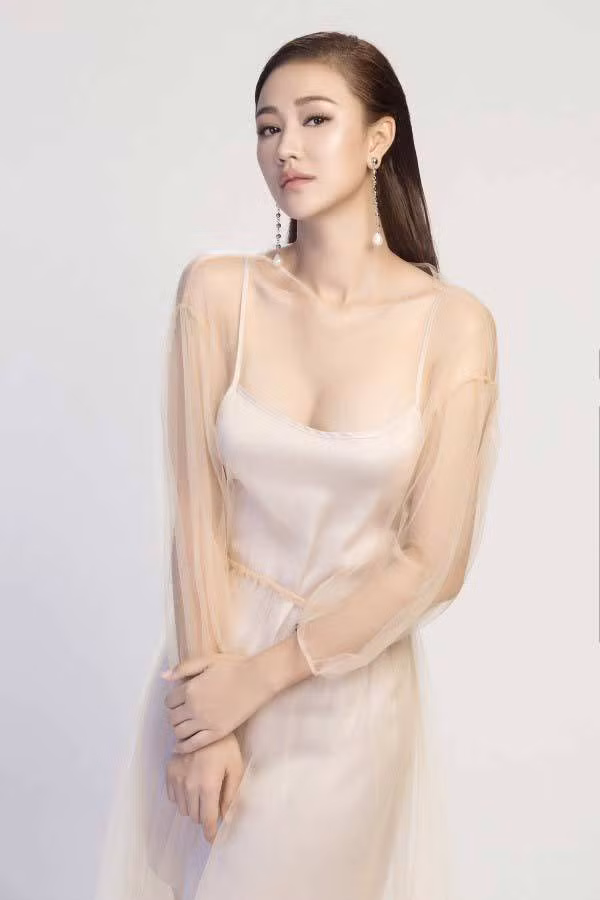 Ngoài ra, cô sở hữu một chiều cao lý tưởng 1m74 và gương mặt cá tính khiến nhiều người phải chú ý.