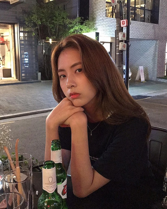 Bạn gái của T.O.P sở hữu thân hình mảnh mai nhưng không kém phần gợi cảm. Tuy nhiên, cô ít khi khoe vóc dáng mà thường mặc trang phục rộng rãi, kín đáo, thậm chí có phần hơi "tom boy".