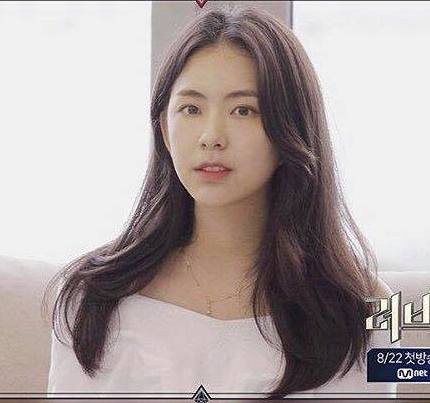 Kim Ga Bin sinh năm 1997, kém T.O.P 9 tuổi. Cô được khán giả biết tới khi tham gia chương trình Love Catcher 2 - một show hẹn hò của đài Mnet.