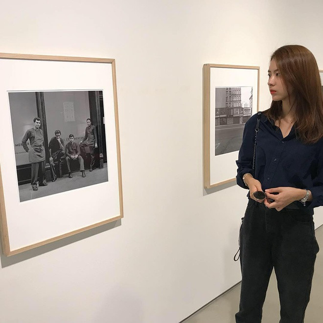 Trên trang cá nhân, Kim Ga Bin đăng tải rất nhiều hình ảnh đi xem tranh, dự triển lãm nghệ thuật - cũng là sở thích của T.O.P. Có ý kiến cho rằng cô và nam rapper thường hẹn hò tại các địa điểm này.