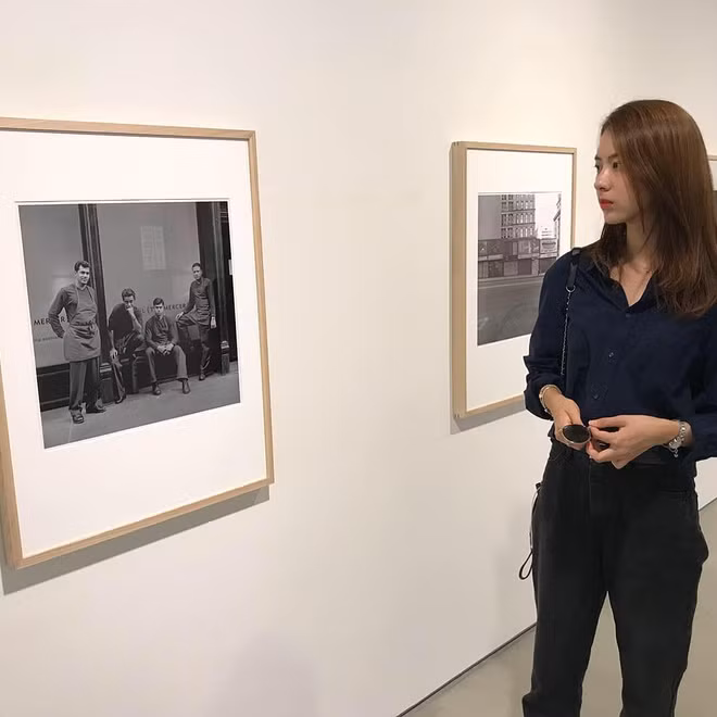 Trên trang cá nhân, Kim Ga Bin đăng tải rất nhiều hình ảnh đi xem tranh, dự triển lãm nghệ thuật - cũng là sở thích của T.O.P. Có ý kiến cho rằng cô và nam rapper thường hẹn hò tại các địa điểm này.