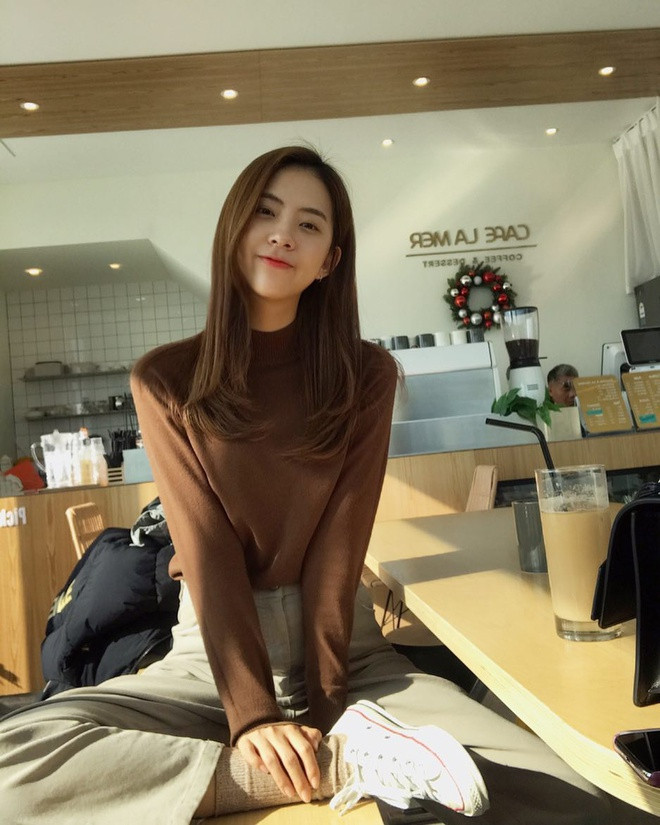 Trang cá nhân của cô cũng chỉ có tổng cộng 30 bài đăng, trong đó chủ yếu là hình chụp tại nhà hoặc khi nữ diễn viên dạo chơi cùng bạn. Cô chơi thân với Ju Eun - giọng ca chính của nhóm nhạc DIA.