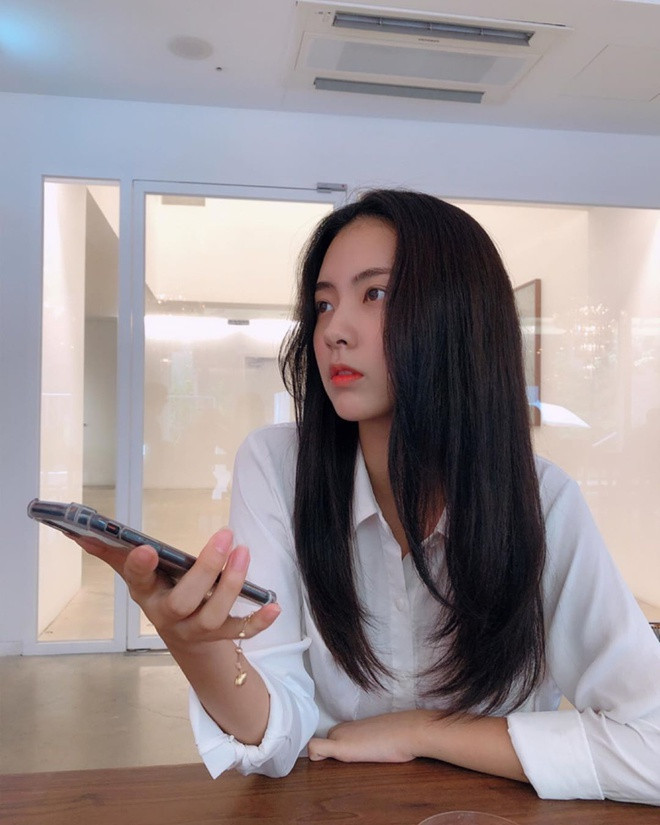 Kim Ga Bin sở hữu gương mặt xinh đẹp, đường nét sắc sảo đậm chất Á Đông. Nhiều bình luận cho rằng vẻ ngoài của cô rất "điện ảnh", hợp làm diễn viên.