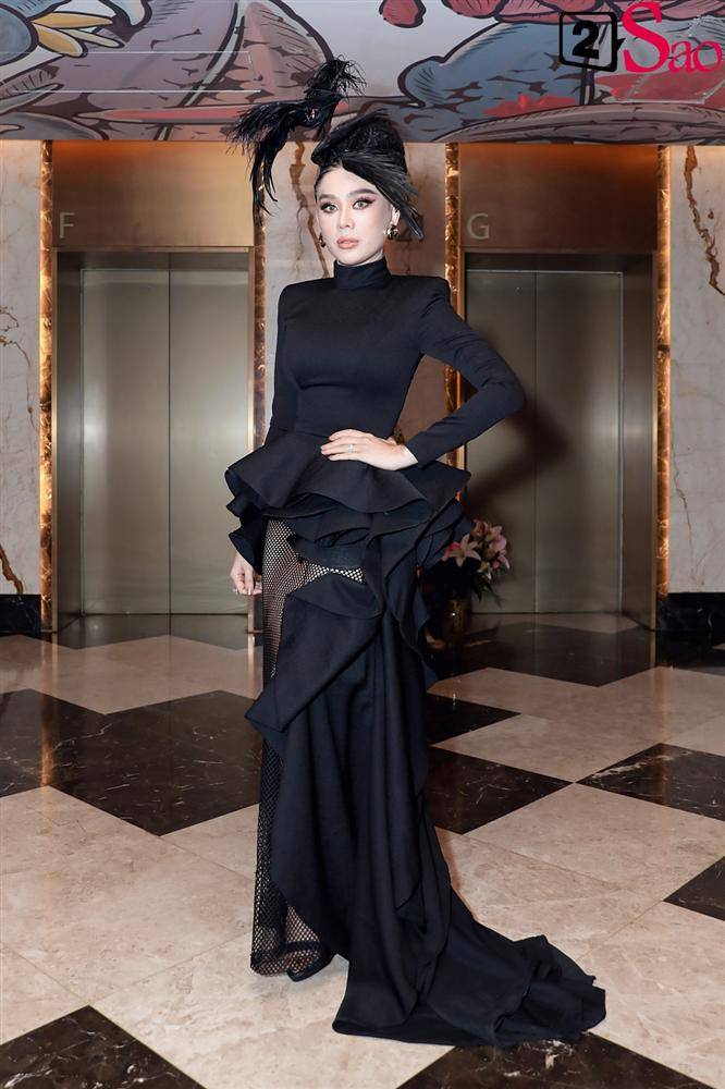 Sau đó, mỹ nhân chuyển giới Lâm Khánh Chi đã thay một bộ trang phục khác để ngồi trên ghế nóng, với chi tiết thú vị là chú chim giả gắn trên đầu.