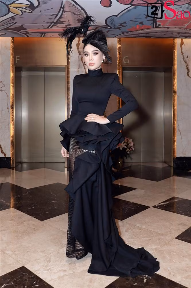 Sau đó, mỹ nhân chuyển giới Lâm Khánh Chi đã thay một bộ trang phục khác để ngồi trên ghế nóng, với chi tiết thú vị là chú chim giả gắn trên đầu.