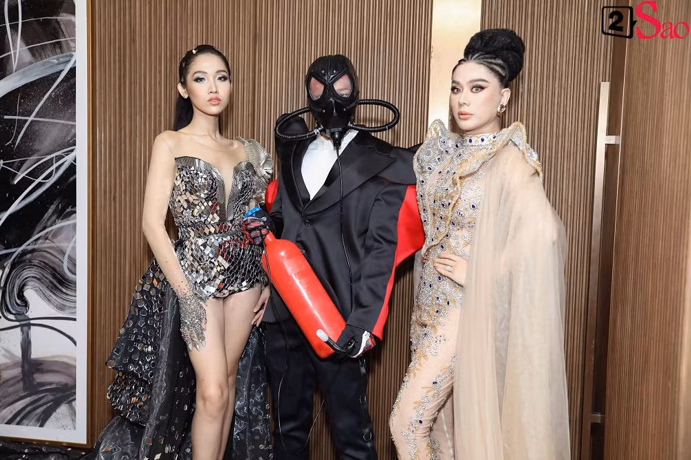 Lâm Khánh Chi và Đỗ Nhật Hà vô cùng hoang mang với hình tượng mới của đồng nghiệp, tuy nhiên sau khi biết ý nghĩa mà anh muốn truyền tải, cả ba đã cùng nhau lưu lại những khoảnh khắc thú vị trên thảm đỏ.