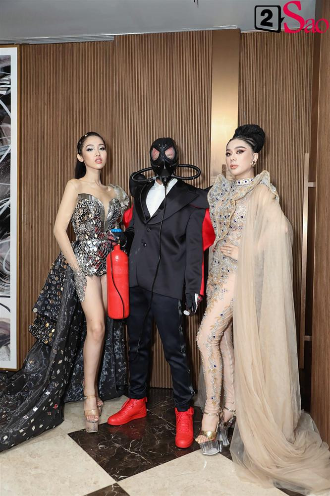 Mới đây, buổi ra mắt chương trình The Blue'd Face dành cho cộng đồng LGBT diễn ra tại TP.HCM. Gây chú ý là sự xuất hiện của bộ ba giám khảo quyền lực: Lâm Khánh Chi, Đỗ Nhật Hà và Dược sĩ Tiến. Thảm đỏ đã chứng kiến những màn "chặt chém" quyết liệt về trang phục của dàn giám khảo và dàn thí sinh. Nếu Nhật Hà như nữ hoàng với trang phục lấp lánh, tỏa sáng dưới ánh đèn, Lâm Khánh Chi lại thuê cả dàn vệ sĩ đi bên cạnh để bảo vệ.