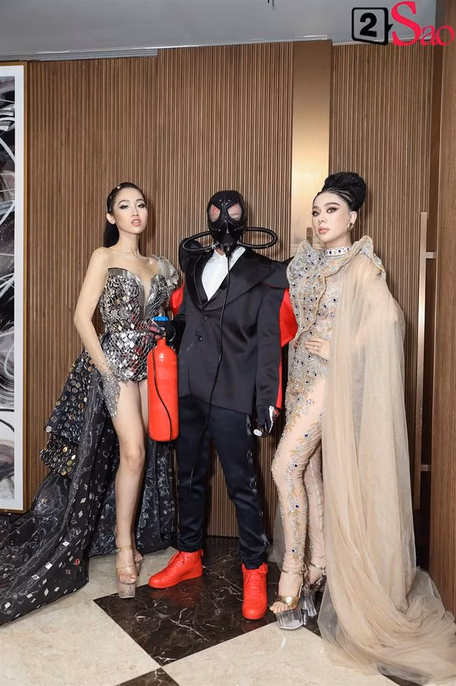 Mới đây, buổi ra mắt chương trình The Blue'd Face dành cho cộng đồng LGBT diễn ra tại TP.HCM. Gây chú ý là sự xuất hiện của bộ ba giám khảo quyền lực: Lâm Khánh Chi, Đỗ Nhật Hà và Dược sĩ Tiến. Thảm đỏ đã chứng kiến những màn "chặt chém" quyết liệt về trang phục của dàn giám khảo và dàn thí sinh. Nếu Nhật Hà như nữ hoàng với trang phục lấp lánh, tỏa sáng dưới ánh đèn, Lâm Khánh Chi lại thuê cả dàn vệ sĩ đi bên cạnh để bảo vệ.