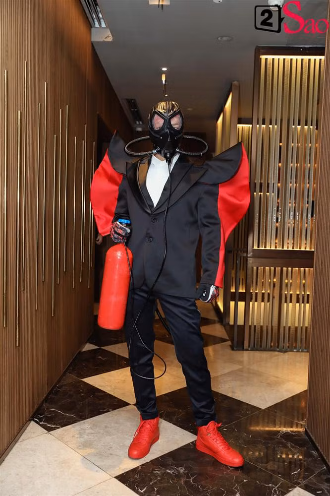 Dược sĩ Tiến tạo ấn tượng mạnh khi mặc đồ kín mít, đeo mặt nạ và ôm một bình khí lên thảm đỏ. Trông anh như một chiến binh, mang trong mình năng lượng tiềm ẩn.