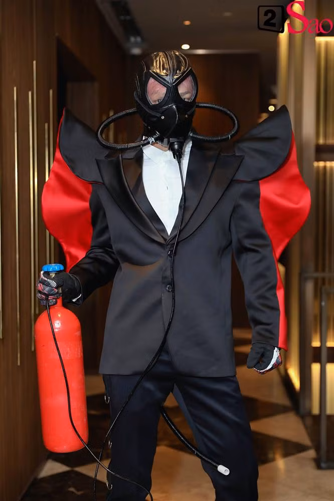 Dược sĩ Tiến với bộ trang phục "khó đỡ". Giải thích về bộ trang phục kỳ lạ, Dược sĩ Tiến cho biết: "Việt Nam và thế giới đang trải qua dịch bệnh Covid 19. Trên thế giới nhiều có nhiều nước tình hình dịch bệnh đang diễn biến phức tạp, còn ở Việt Nam, mặc dù dịch được kiểm soát tốt nhưng mọi người phải luôn ý thức và bảo vệ sức khỏe của mình. Hôm nay tôi mang mặt nạ và bình thở tới chỉ hy vọng mọi người hãy cùng nhau cố gắng để dịch không quay trở lại Việt Nam".