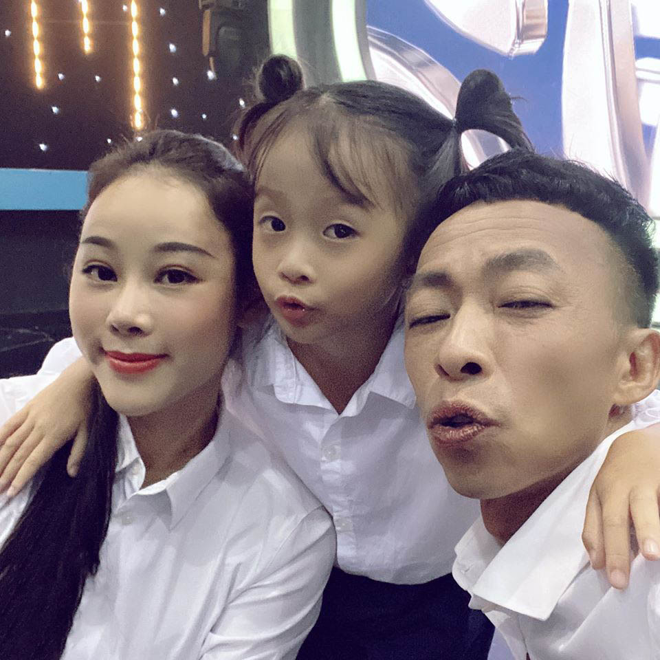 Gia đình Việt Hoàn - Hoa Trần hào hứng khi tham gia gameshow.