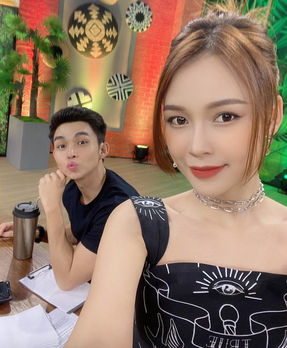 Sam khoe ảnh tham gia gameshow cùng Jun Phạm.