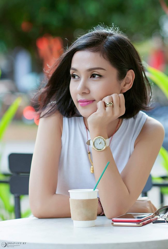 'Người đẹp Tây Đô' Việt Trinh lại khiến người hâm mộ xuyến xao với nhan sắc không thay đổi theo thời gian. Cô đăng ảnh kèm những câu hát trong bài 'Lời của gió'.