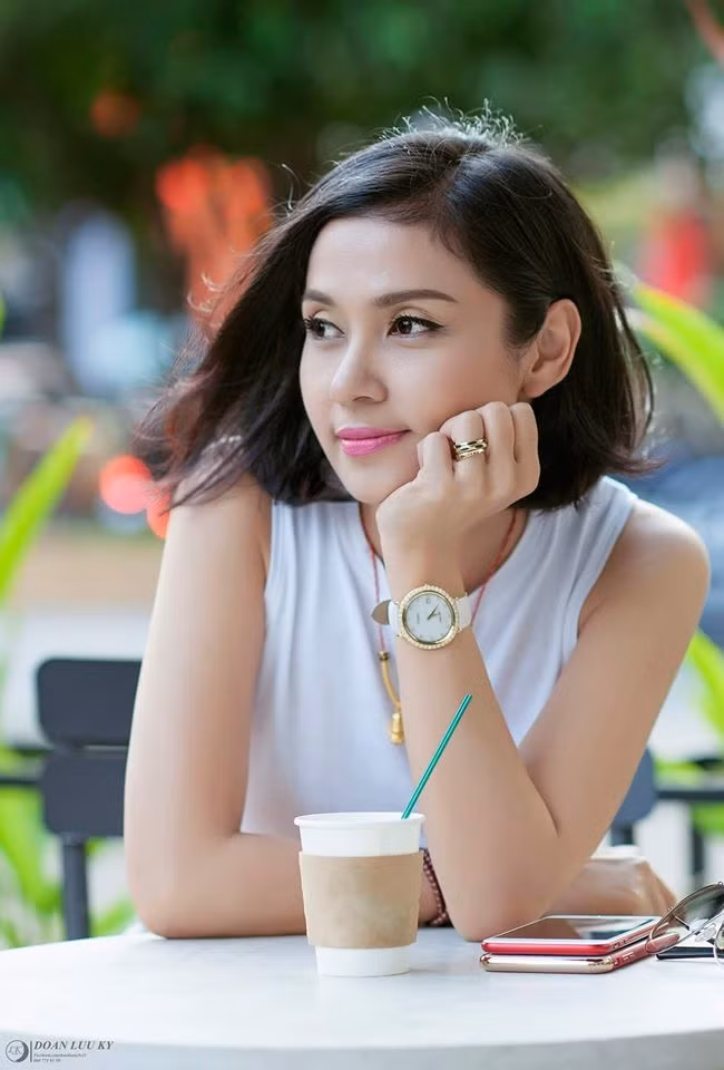 'Người đẹp Tây Đô' Việt Trinh lại khiến người hâm mộ xuyến xao với nhan sắc không thay đổi theo thời gian. Cô đăng ảnh kèm những câu hát trong bài 'Lời của gió'.