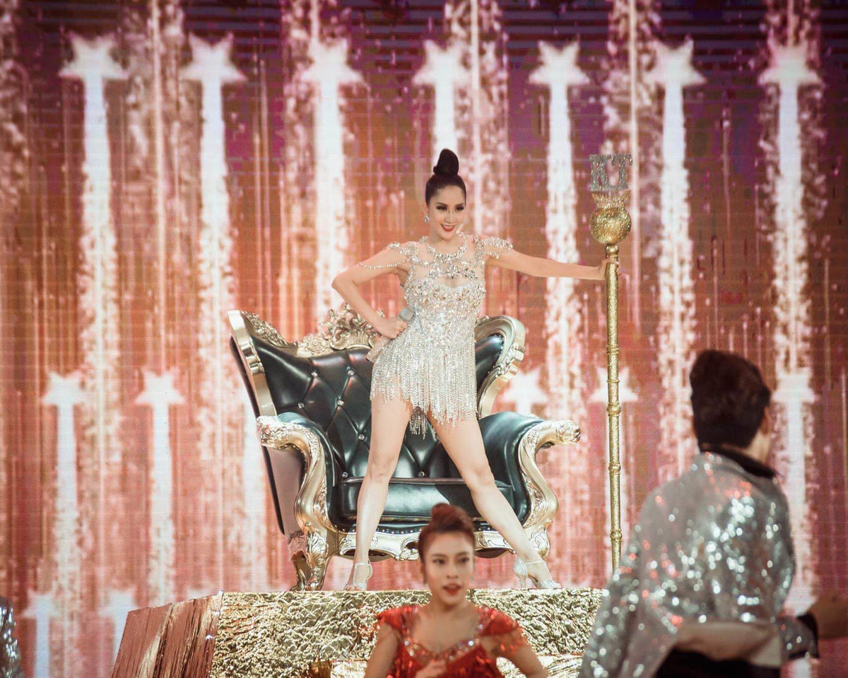 Khánh Thi xúc động chia sẻ lại loạt ảnh trong liveshow kỷ niệm 25 làm nghệ thuật.