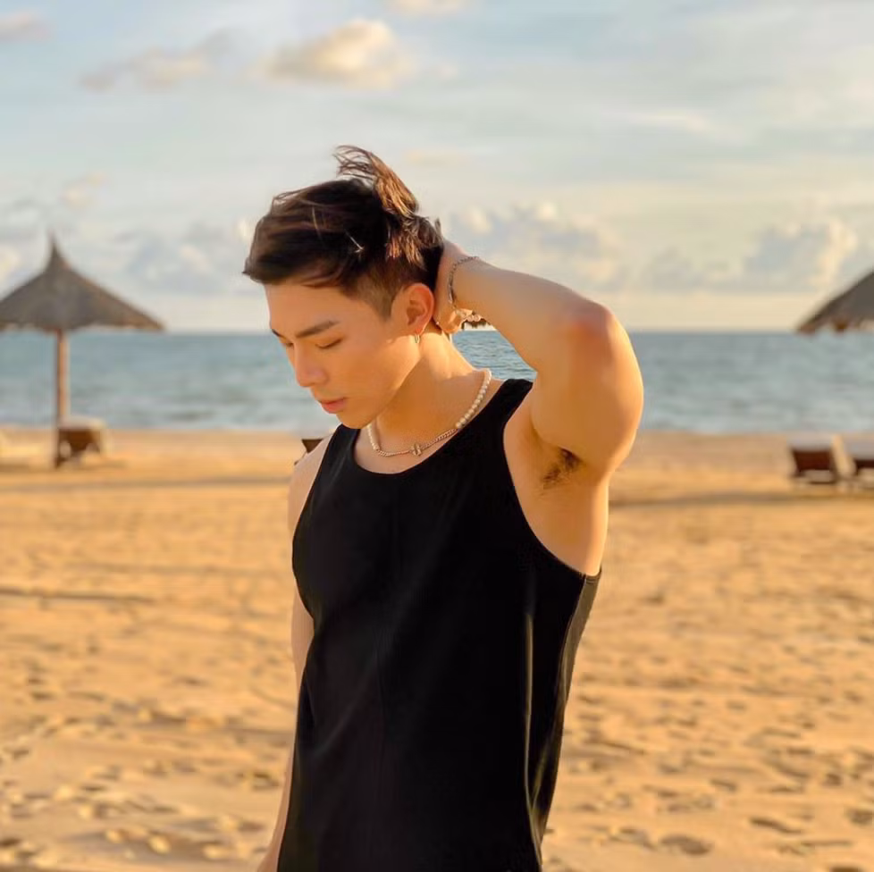 Erik được khen ngợi ngày càng nam tính, trưởng thành.