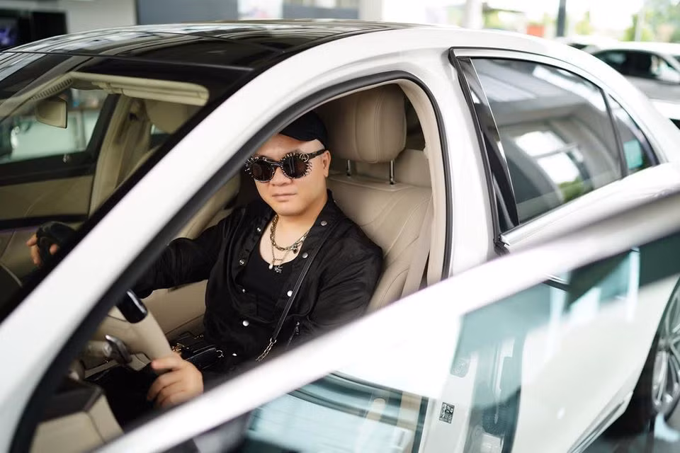 NTK Đỗ Mạnh Cường khoe siêu xe mới đổi. Được biết chiếc xe này thuộc thương hiệu đẳng cấp có giá gần 6 tỷ đồng.