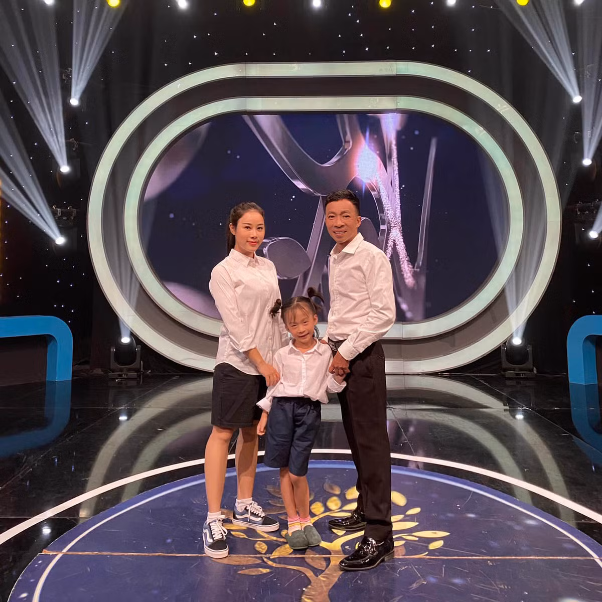 "Chơi gameshow toàn may. Thời buổi đói kém nhà em nhận chơi gameshow kiếm tiền mua rau ạ", bà xã Việt Hoàn viết.