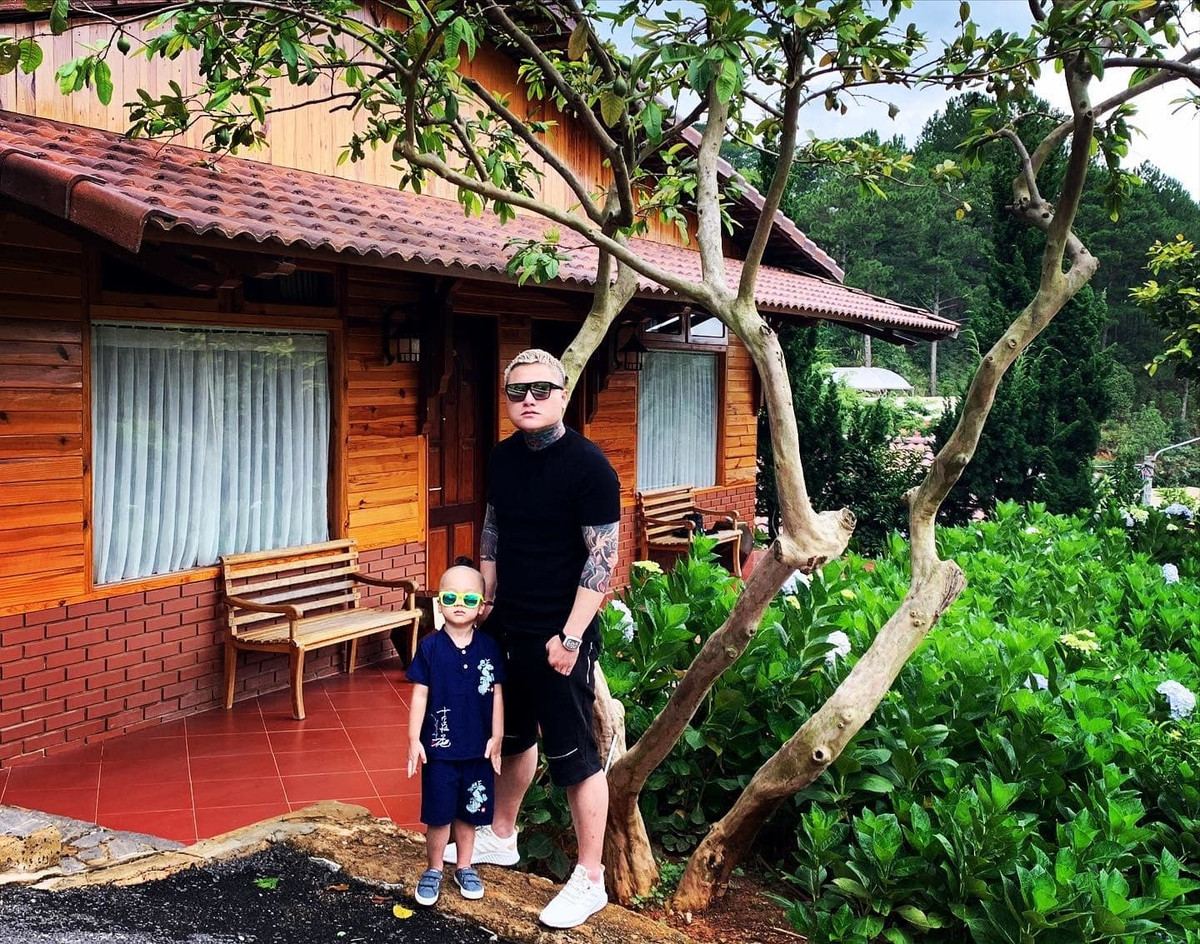 Ca sĩ Vũ Duy Khánh khoe bức ảnh chụp cùng con trai kèm dòng chia sẻ: "Sau bao năm lăn lộn, giờ chỉ mong có được 1 cuộc sống nhẹ nhàng, không cao sang quyền quý, yên bình trong căn nhà nhỏ bên cạnh vườn rau đàn gà, làm gì cũng được miễn 2 bố con bên cạnh nhau là được".