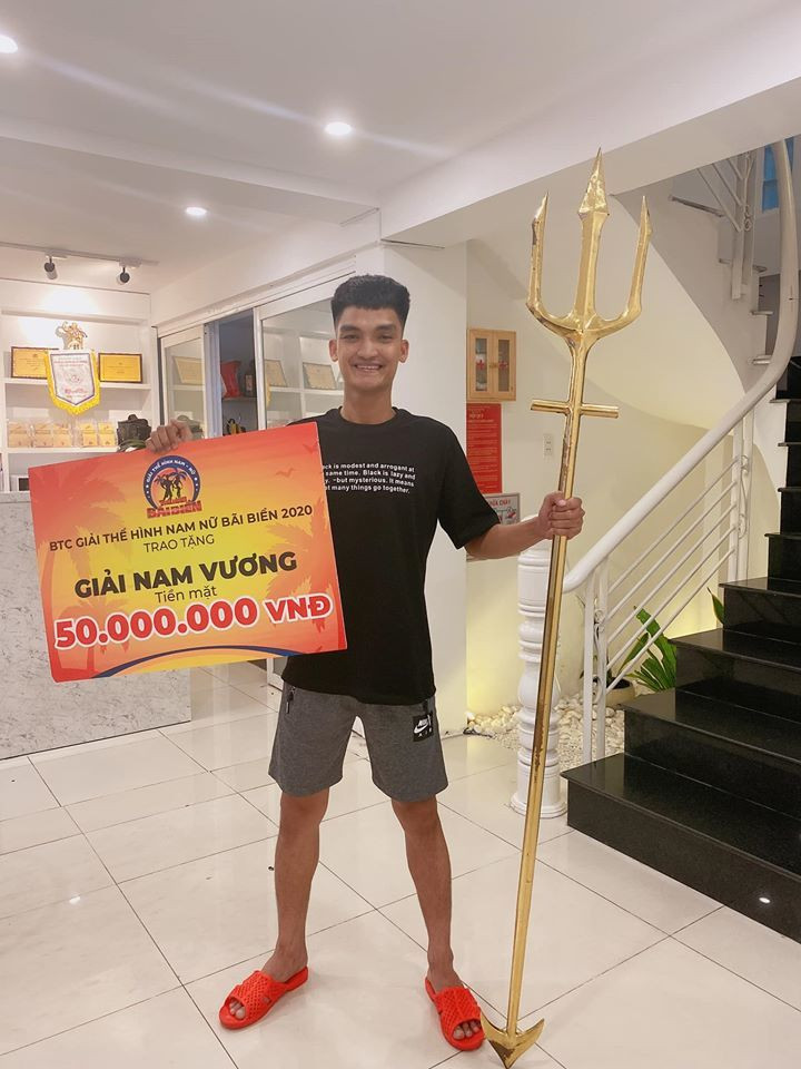 "Dù đoán trước được kết quả nhưng em vẫn rất hạnh phúc! Nhớ mãi câu nhận xét của ban giám khảo trong phần thi áo tắm: Em sở hữu một thân hình chuẩn quốc tế", Mạc Văn Khoa hài hước.